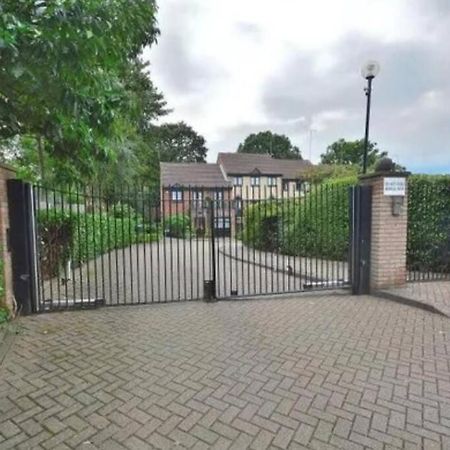 Lovely 2 Bedroom Flat With Free Parking New Southgate Exterior photo