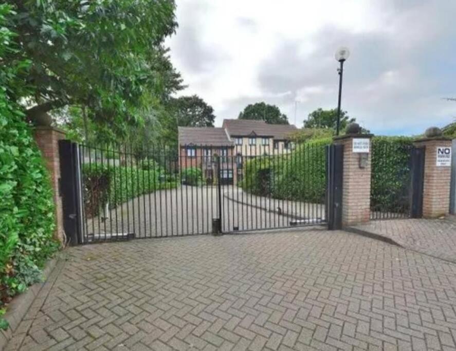 Lovely 2 Bedroom Flat With Free Parking New Southgate Exterior photo