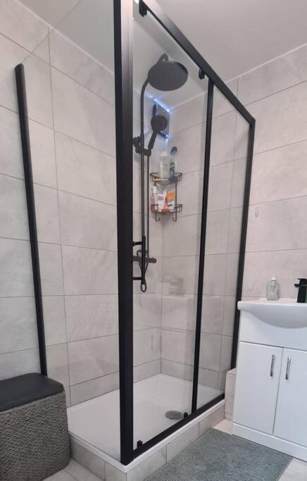 Lovely 2 Bedroom Flat With Free Parking New Southgate Exterior photo